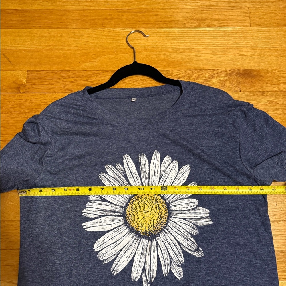 Daisy short sleeve T shirt  very soft. Like new size L - Picture 3 of 6